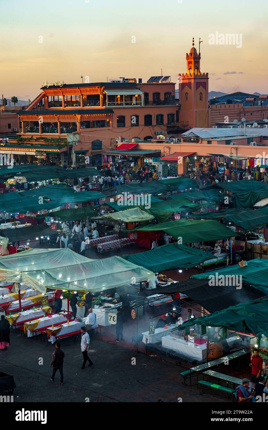 Afrique du Nord. Maroc. Marrakech. Maroc. Marrakech. Place Jemaa el fna au coucher du soleil Banque D'Images