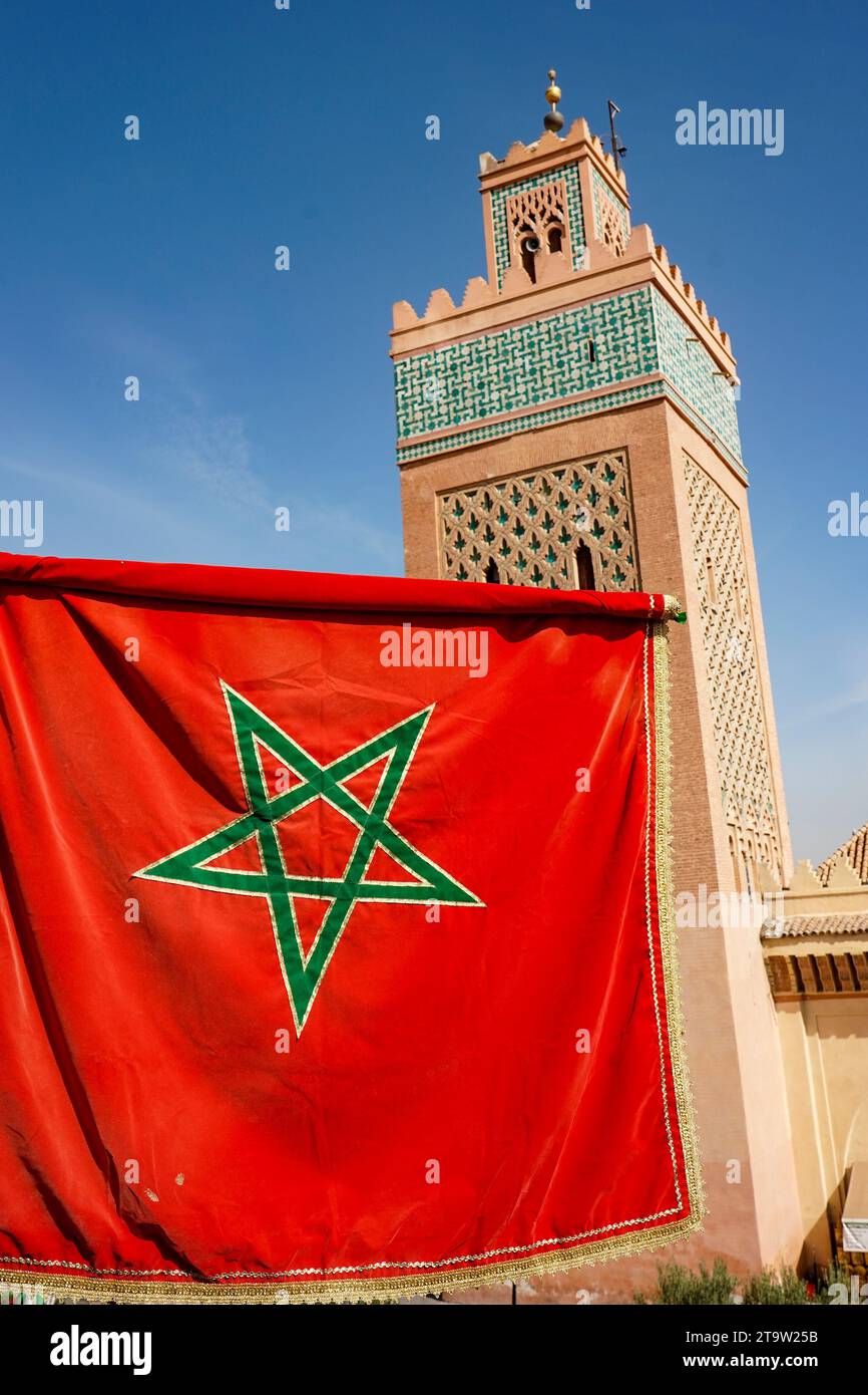 Afrique du Nord. Maroc. Marrakech. Un drapeau marocain devant un minaret Banque D'Images