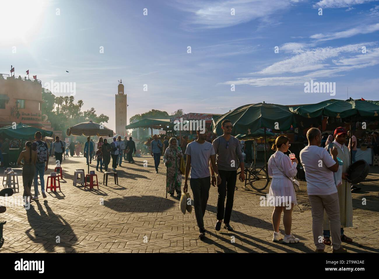 Afrique du Nord. Maroc. Marrakech. Les gens marchent à la place Jemaa el fna Banque D'Images