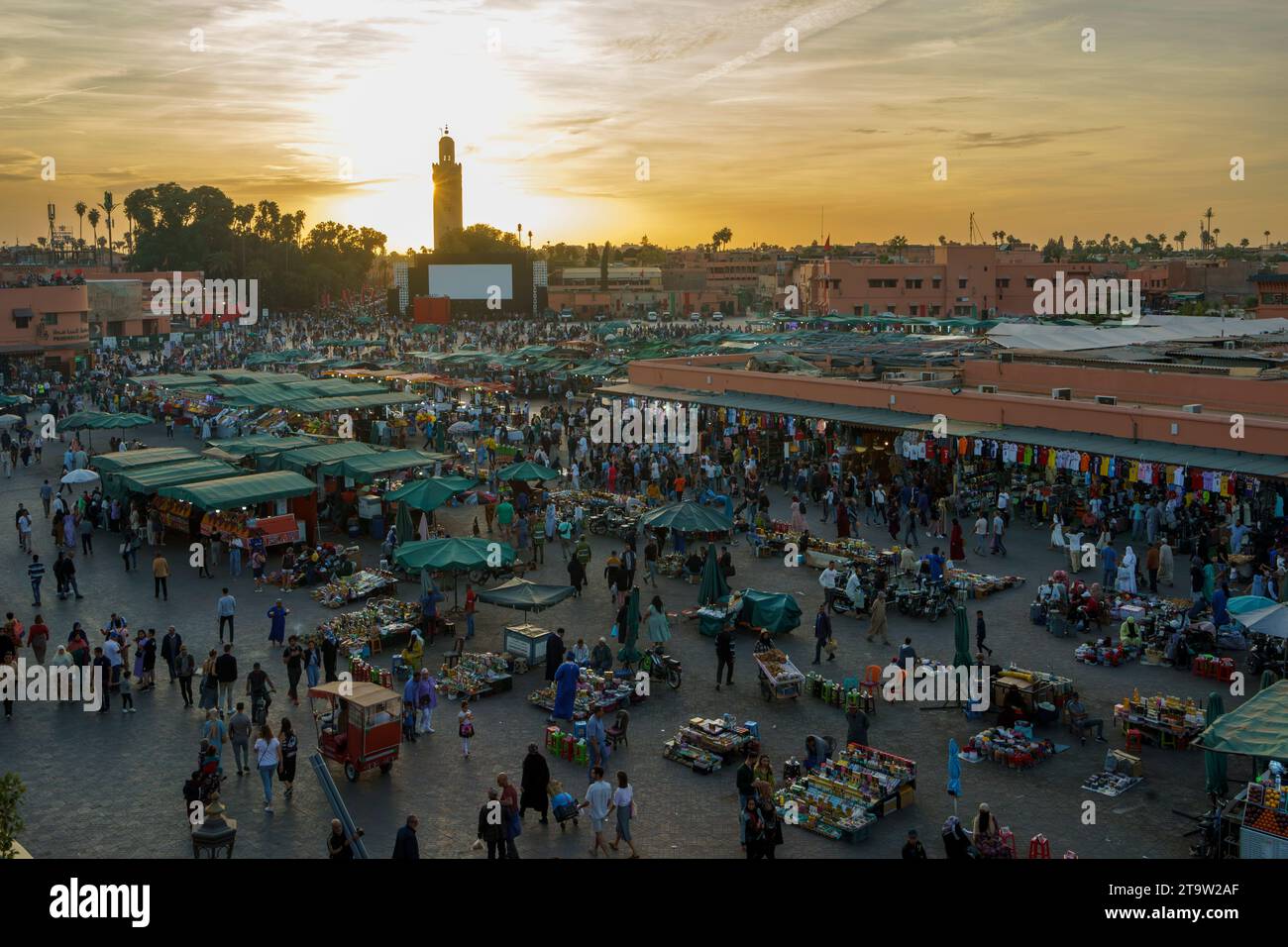 Afrique du Nord. Maroc. Marrakech. Activité nocturne sur la place Jemaa el Fna au coucher du soleil Banque D'Images
