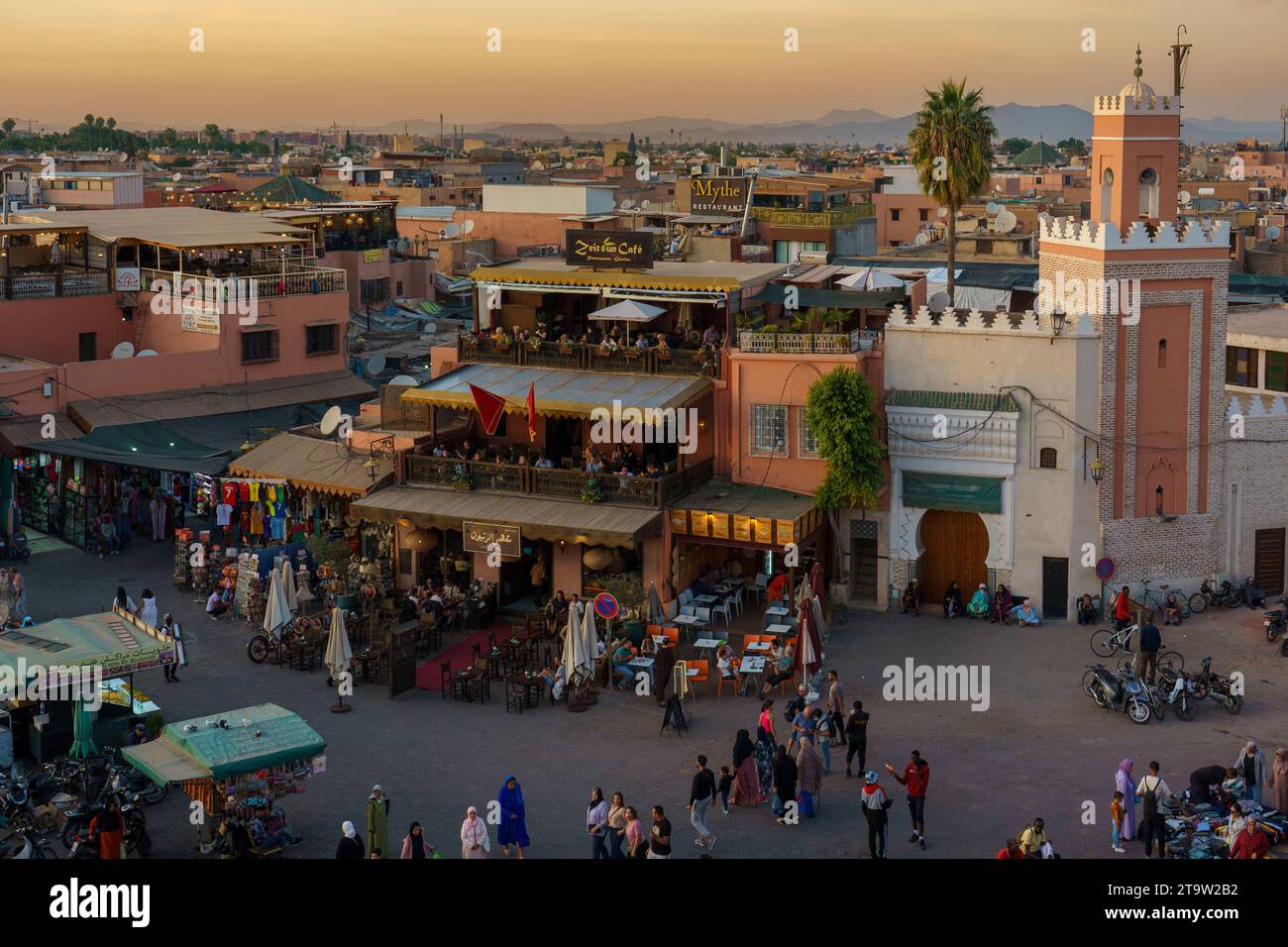Afrique du Nord. Maroc. Marrakech. Zeitoun café à la place Jemaa el fna au coucher du soleil Banque D'Images