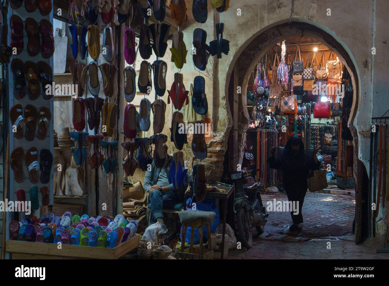 Afrique du Nord. Maroc. Marrakech. Une rue dans les souks de la médina Banque D'Images