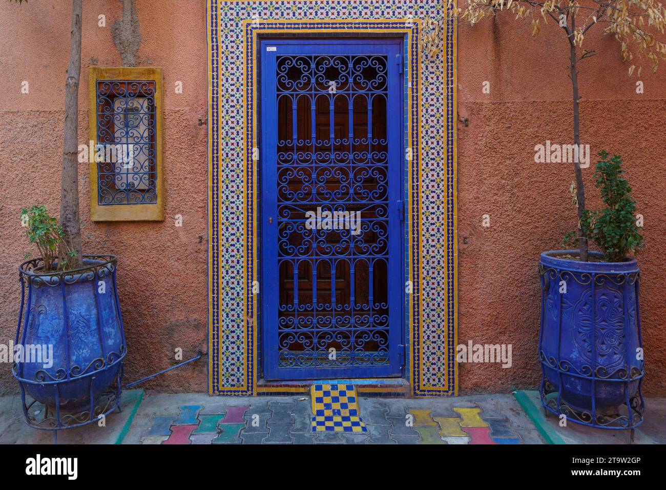 Afrique du Nord. Maroc. Marrakech. Porte et bocaux peints en bleu dans le style de Majorelle Banque D'Images