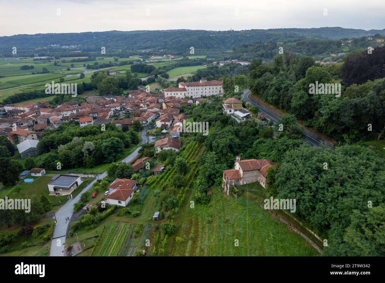 Drone panorama aérien du village de Colleretto Giacosa près d'Ivrea dans le Piémont, Italie, vue panoramique Banque D'Images