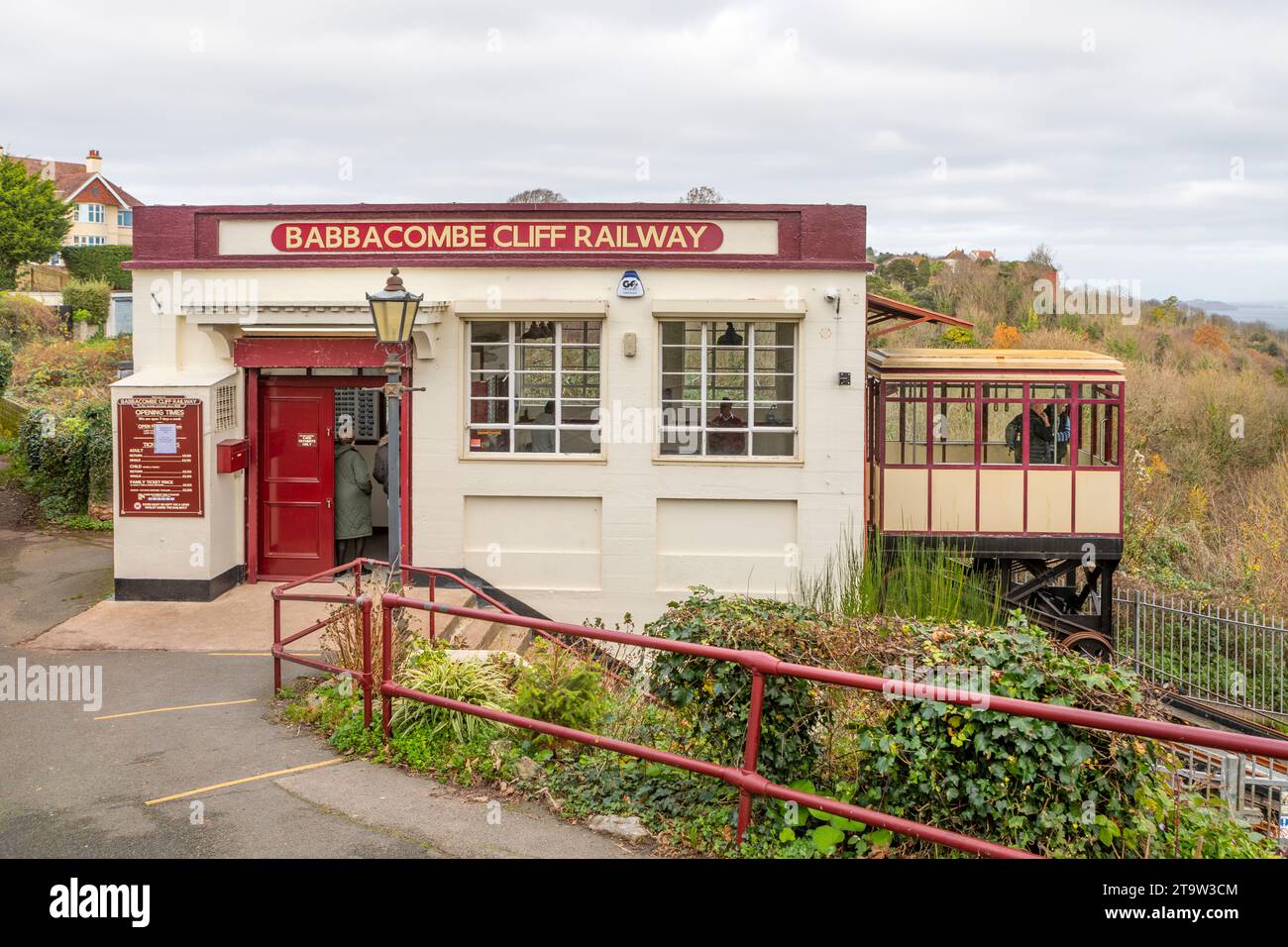 Babbacombe Cliff Railway, également connu sous le nom de Babbacombe Cliff Lift, est un funiculaire de la ville de Torquay. Banque D'Images