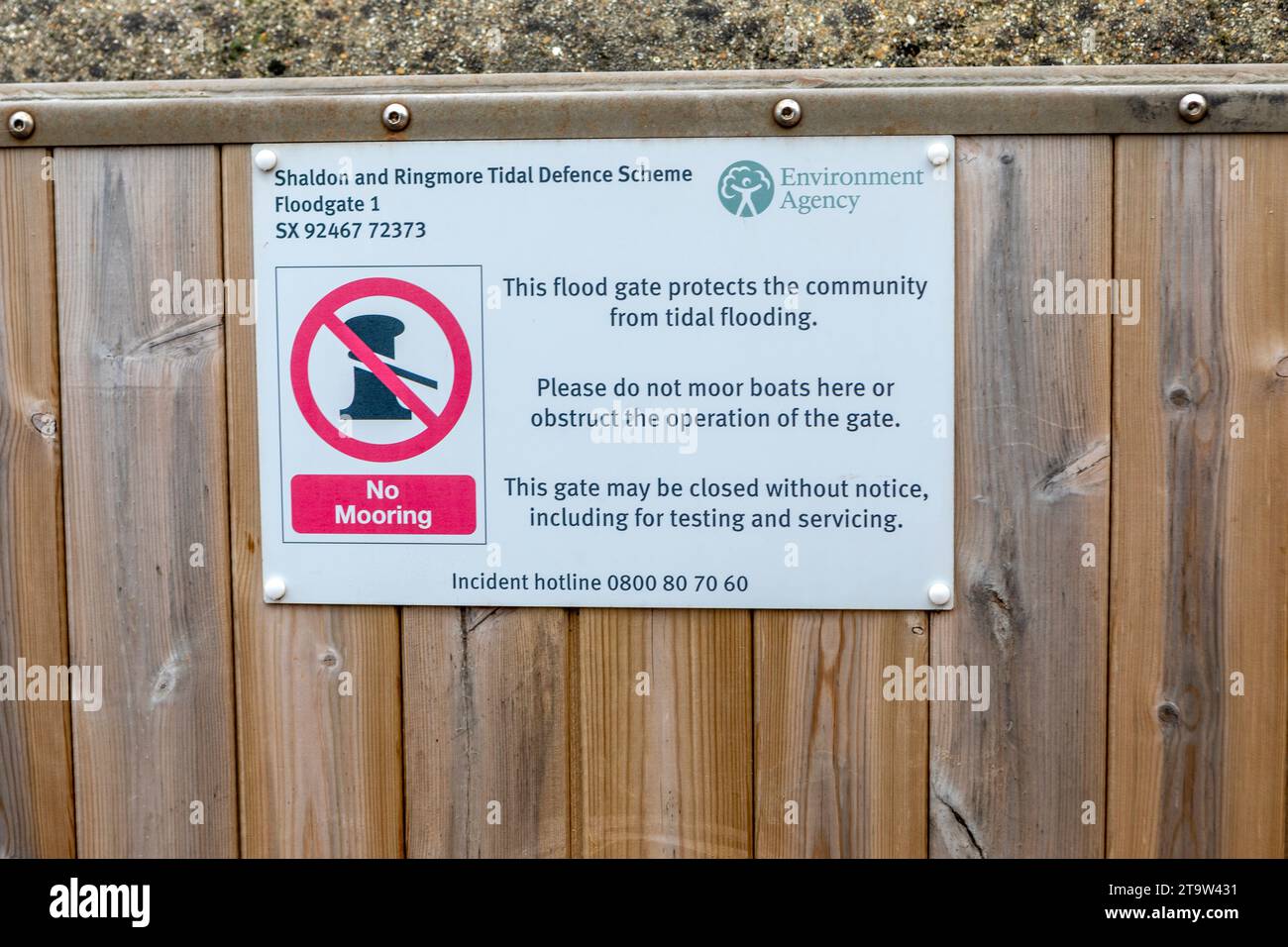 Le panneau d'information sur la porte d'inondation au village de Shaldon, South Devon. Banque D'Images