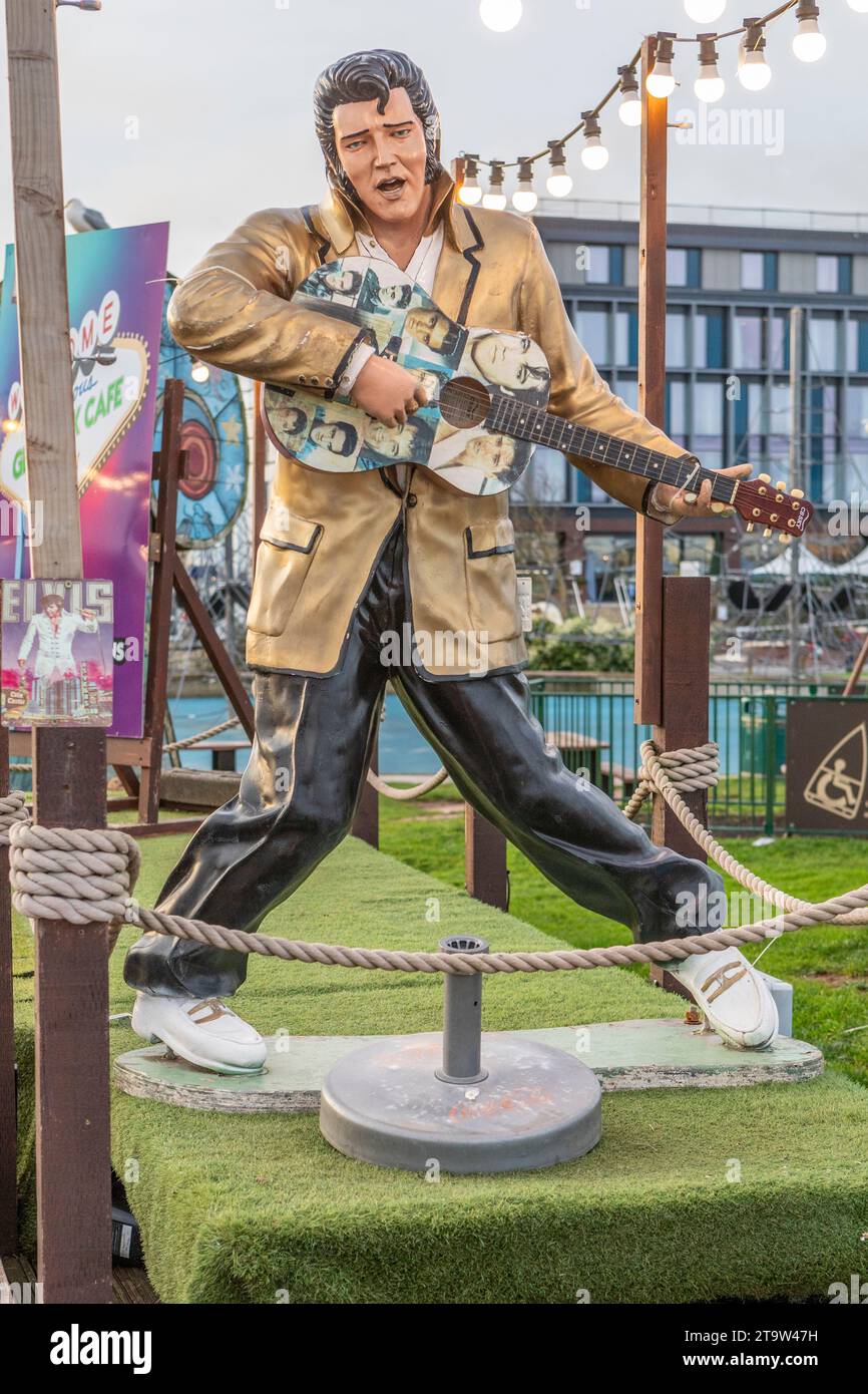 Une réplique d'Elvis presley chantant et dansant au Geopark café sur l'Esplanade orientale, Paignton, South Devon. Banque D'Images