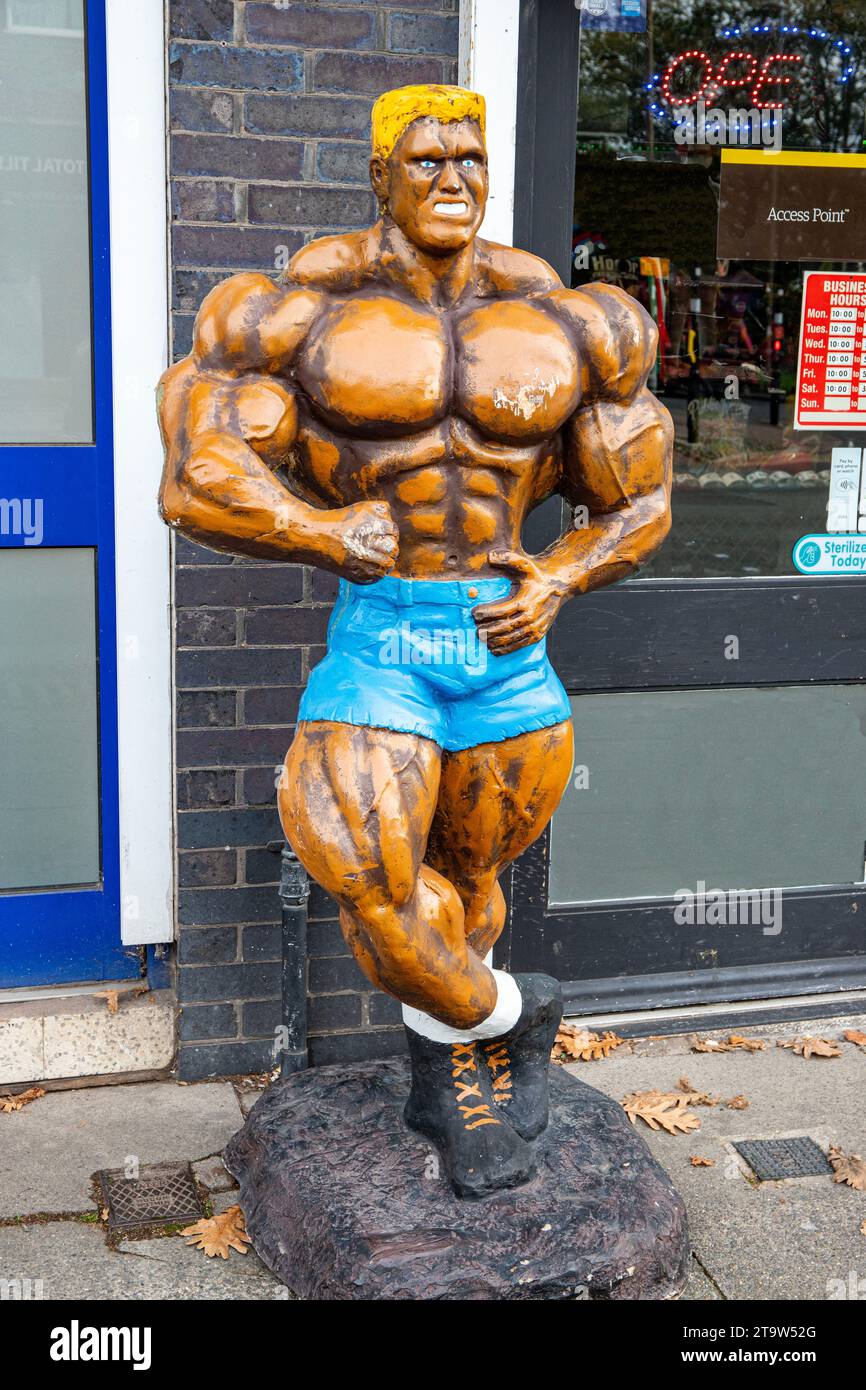 Statue de carrossier posant sur le trottoir à l'extérieur de la boutique UK Banque D'Images