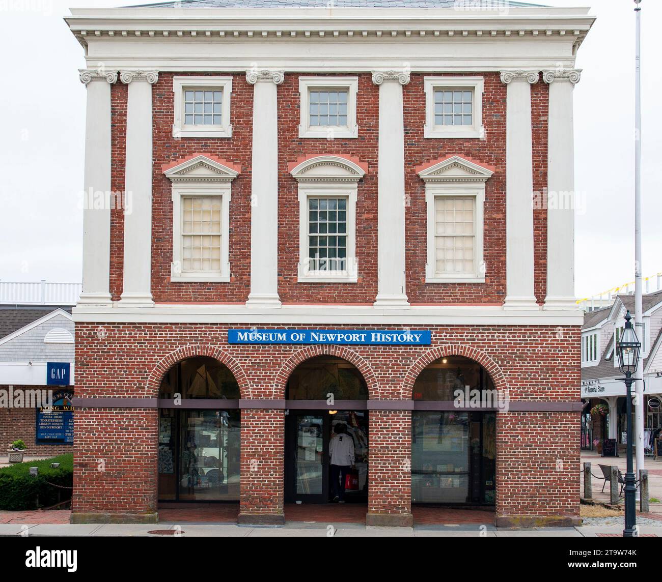 Newport, Rhode Island, États-Unis - 2 juillet 2021 : un bâtiment en briques rouges avec un panneau bleu sur le devant est le Musée de l'histoire de Newport. Banque D'Images