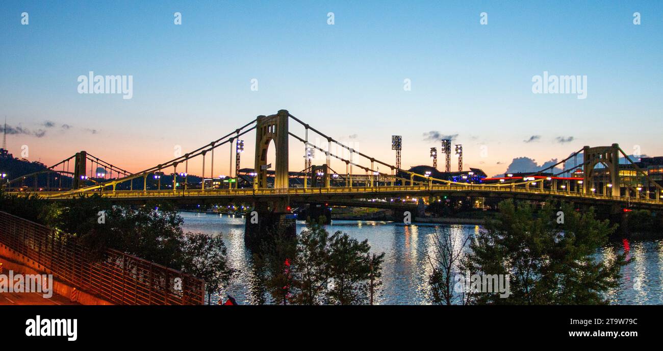 Un pont sur la rivière Allegheny à Pittsburgh avec un stade de baseball en arrière-plan. Banque D'Images