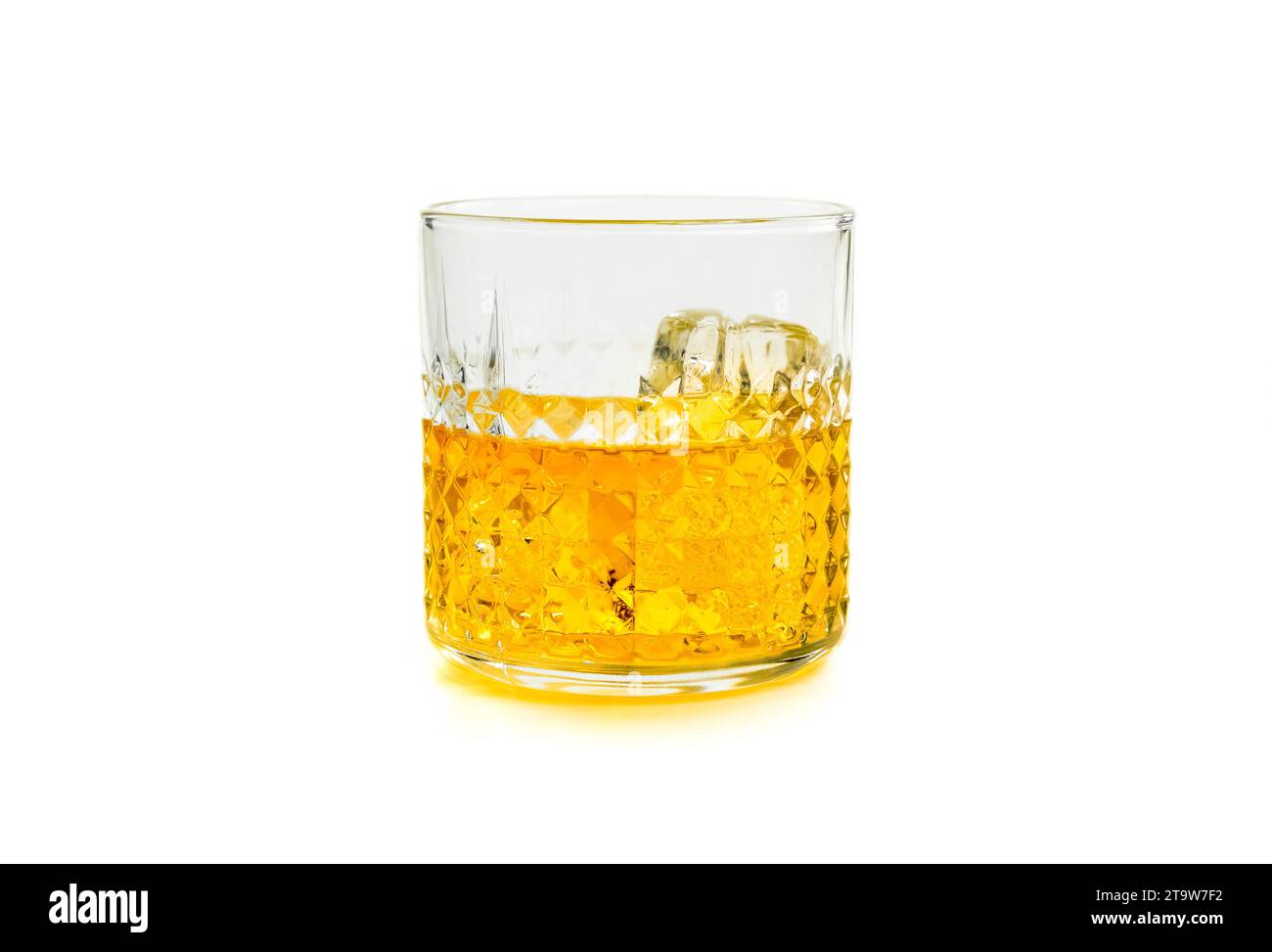 whisky en verre avec de la glace sur fond blanc, whisky temps de détente Banque D'Images