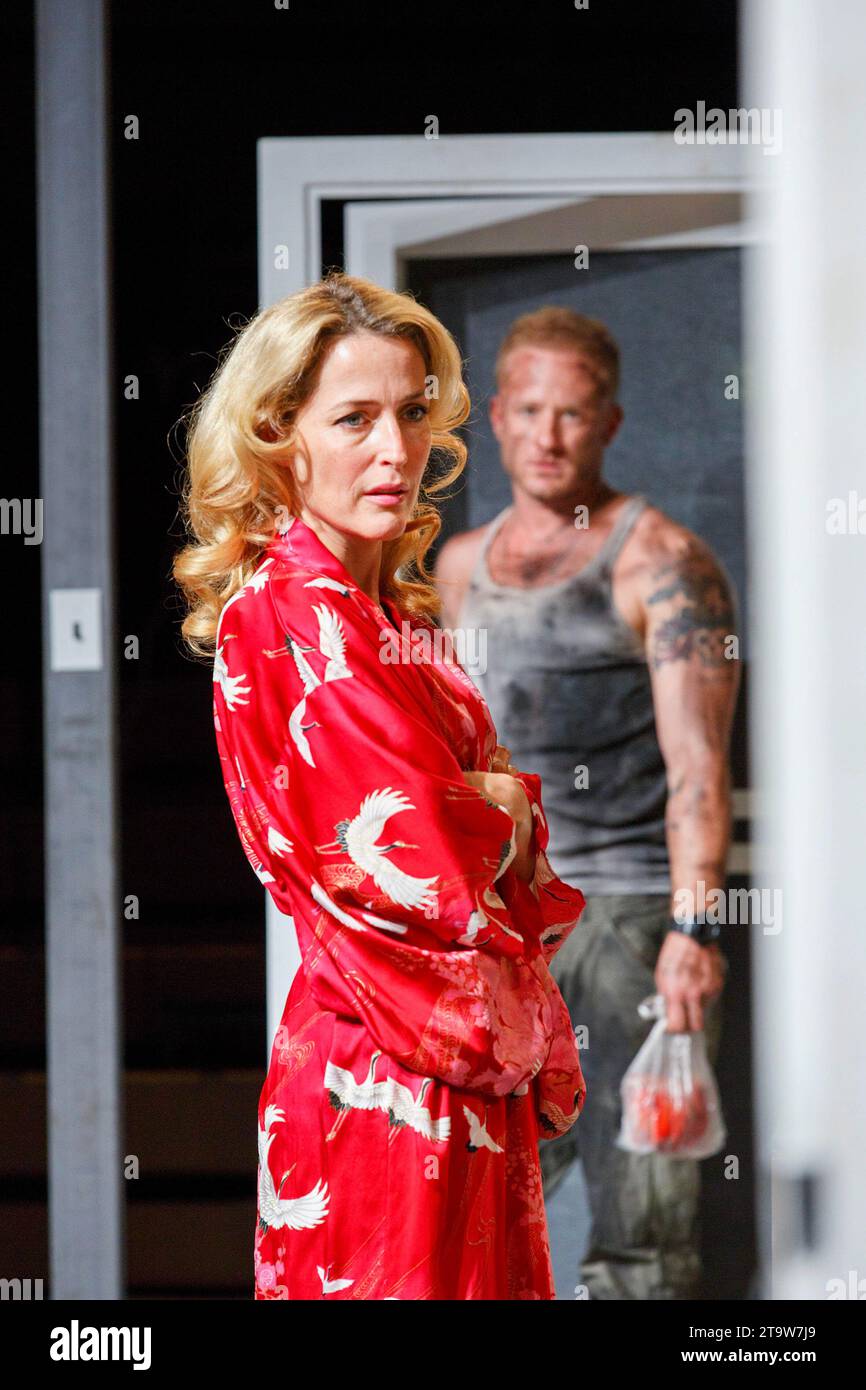 Gillian Anderson (Blanche DuBois), Ben Foster (Stanley Kowalski) dans Un TRAMWAY NOMMÉ DESIRE par Tennessee Williams au Young Vic, Londres SE1 28/07/2014 décor : Magda Willi costumes : Victoria Behr éclairage : Jon Clark réalisateur : Benedict Andrews Banque D'Images