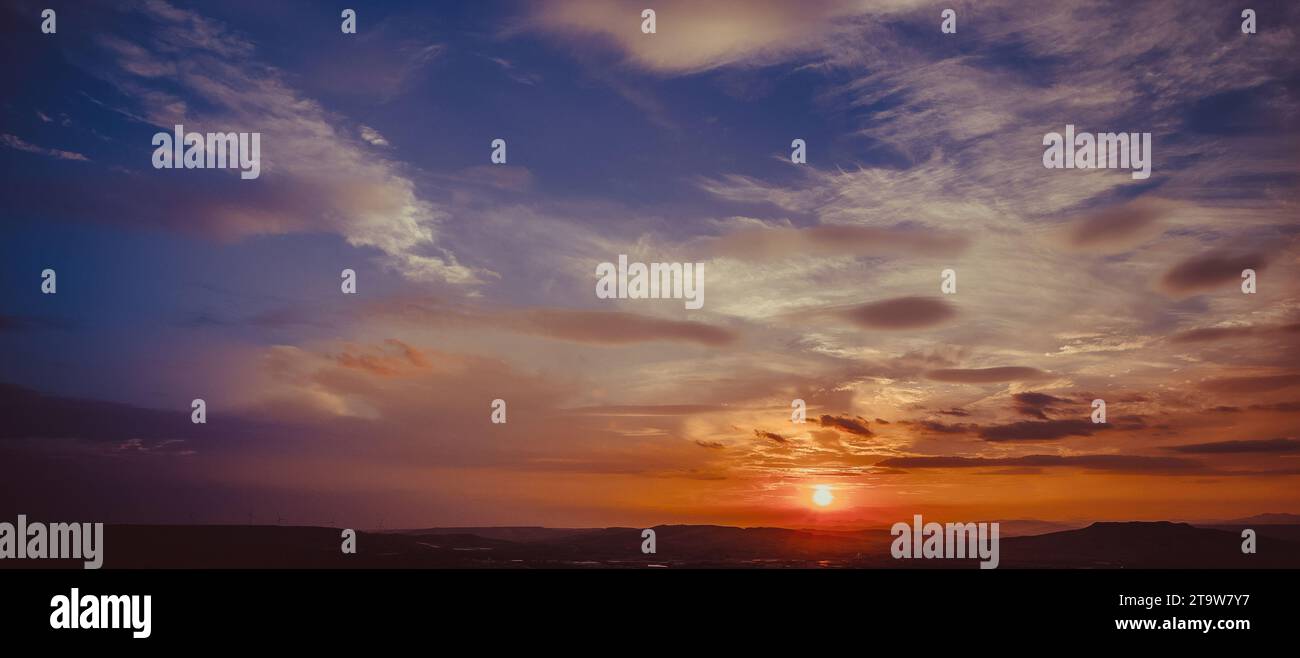 scène de coucher de soleil avec chute de soleil et lumière de rayon, nuages en arrière-plan, ciel coloré chaud avec des nuages doux Banque D'Images