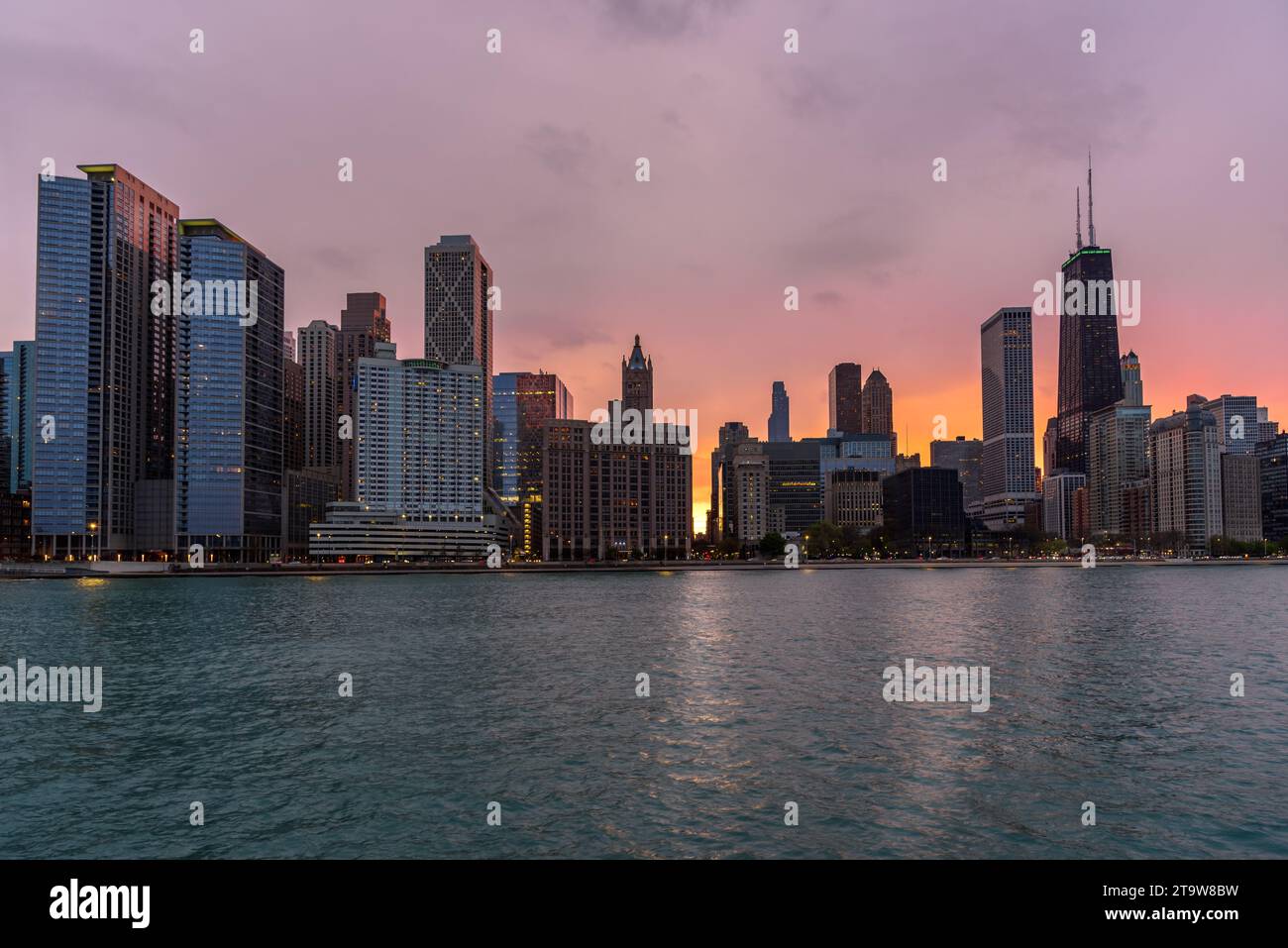 Vue sur les gratte-ciel de Chicago sous un ciel nuageux au coucher du soleil Banque D'Images