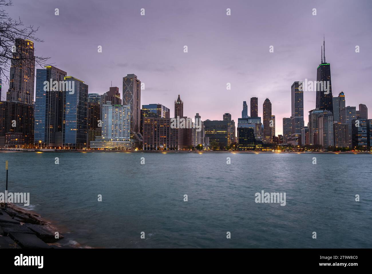 Chicago Skyline et front de mer sous un ciel nuageux au crépuscule Banque D'Images