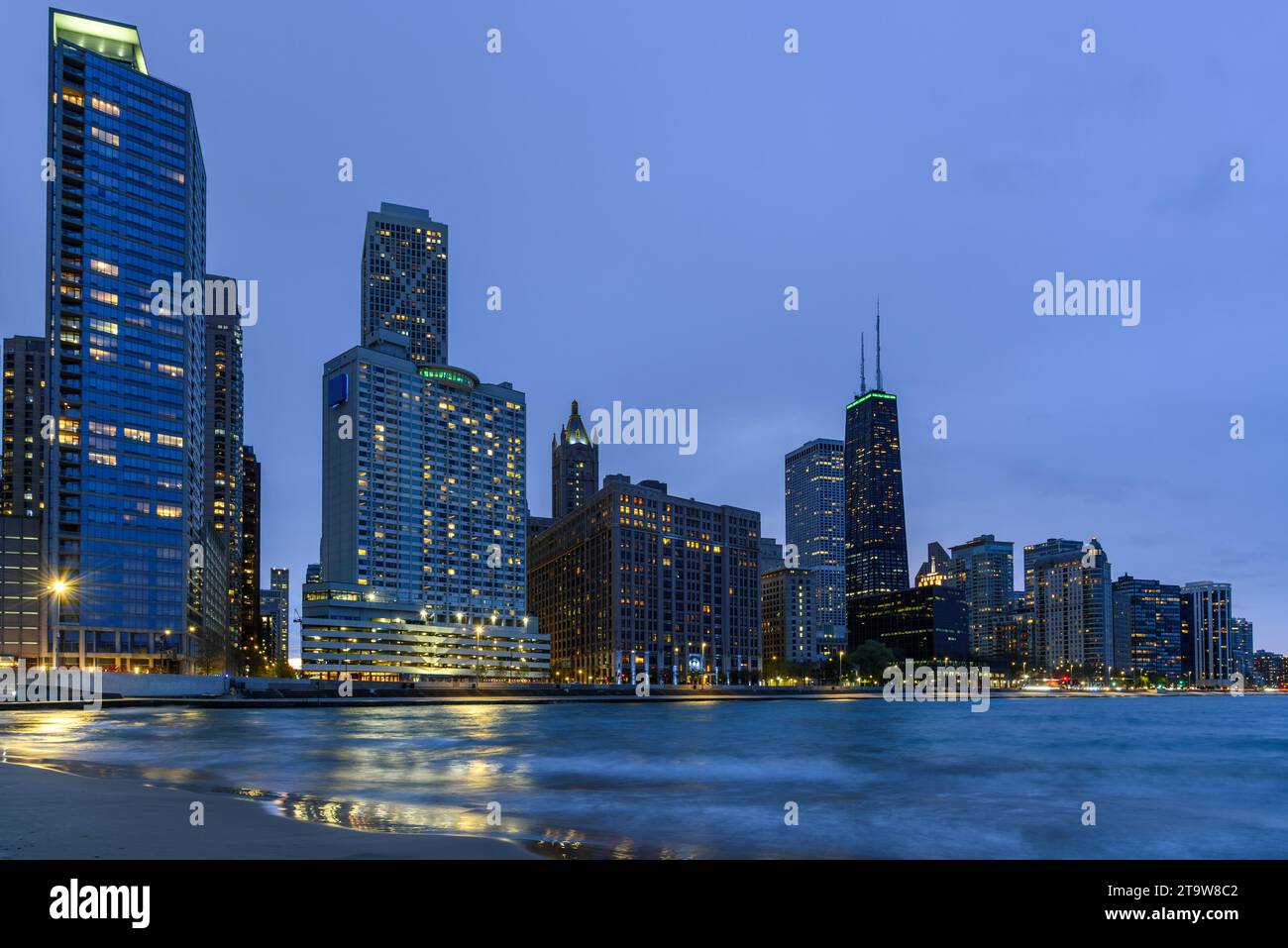 Magnifique vue sur les gratte-ciel de Chicago depuis une plage au crépuscule Banque D'Images