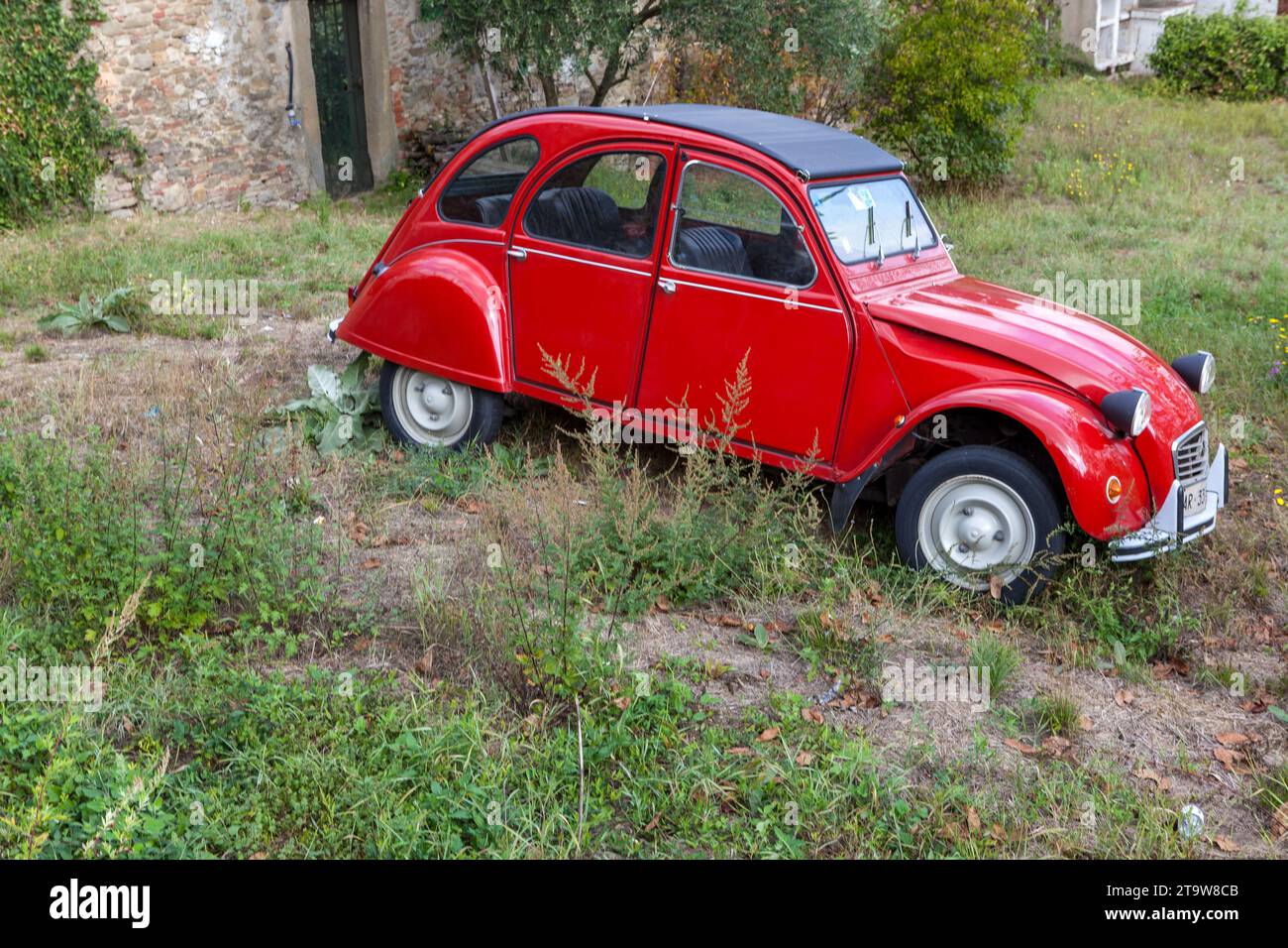 Rouge Citroën 2 CV 'deux chevals', familièrement appelé Deuche, Deudeuche ou deux pattes, près d'Arezzo AR, Italie Banque D'Images