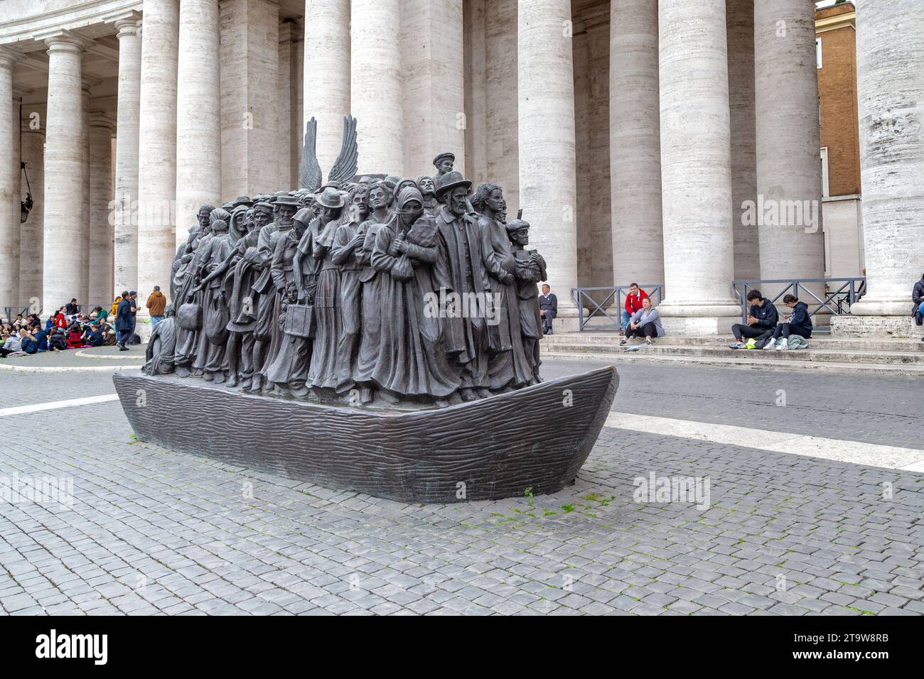 ROME, VATICAN - MARTH 9, 2023 : c'est le monument aux migrants "les anges ne savent pas" (par Timothy Schmaltz). Banque D'Images