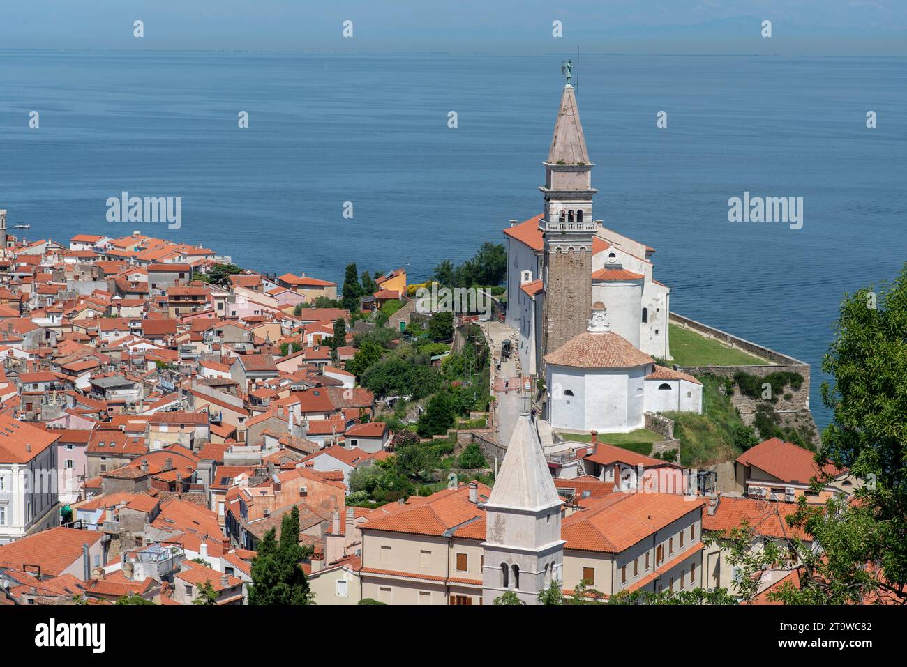 Vue aérienne emblématique de la ville de pêche portuaire de Piran, Slovénie sur la riviera de la mer Adriatique dans la mer Méditerranée Banque D'Images