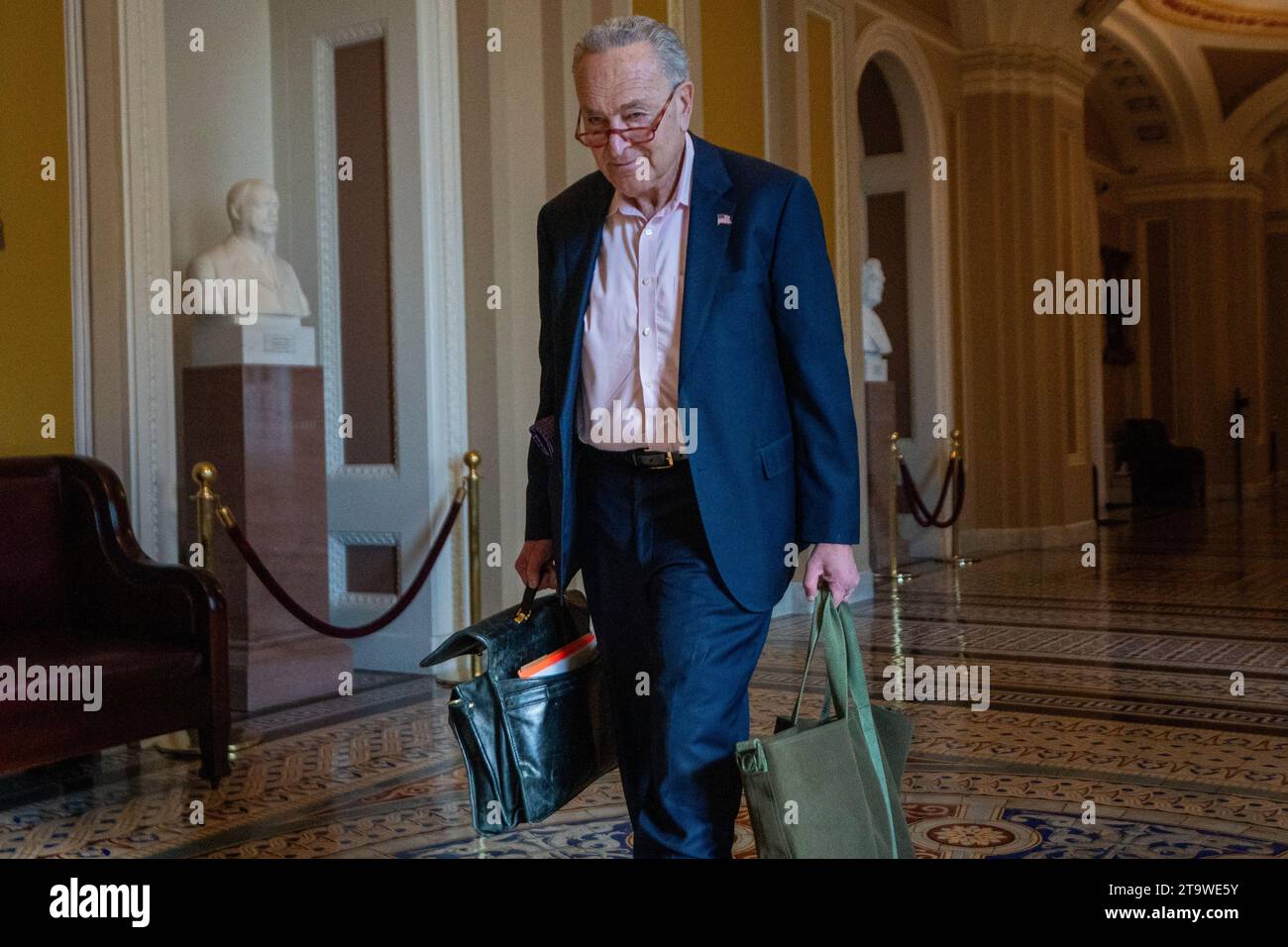 Le leader de la majorité au Sénat Chuck Schumer se rend à son bureau dans le Capitole des États-Unis à Washington, DC, États-Unis. 27 novembre 2023. Le leader Schumer retourne au travail après la pause de Thanksgiving avec une liste de travaux urgents à terminer avant la fin des années, y compris le financement supplémentaire de la sécurité nationale, la loi d'autorisation de défense nationale, et faire face au blocus au Sénat des promotions militaires. Crédit : SIPA USA/Alamy Live News Banque D'Images