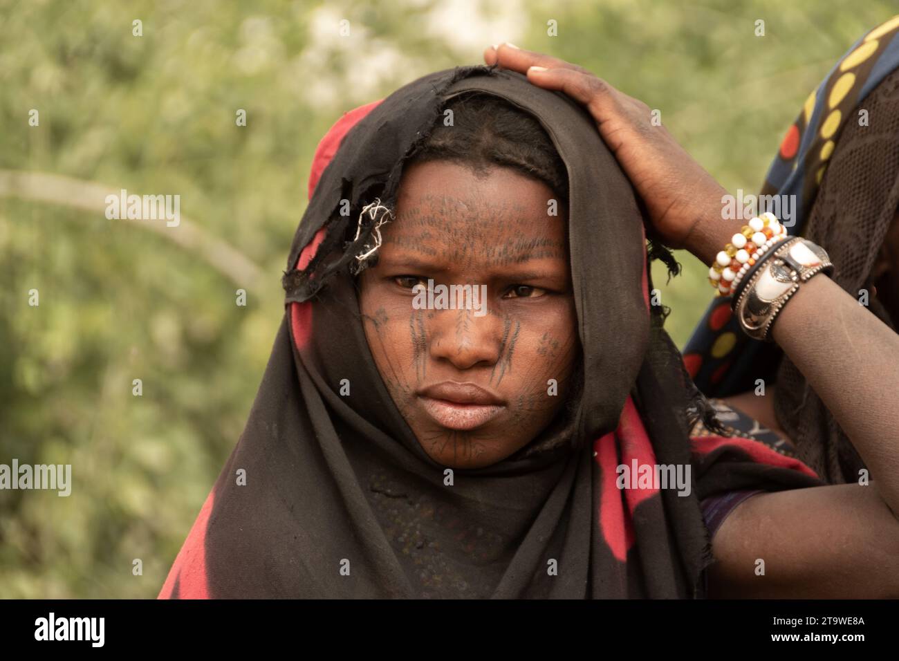 femme fulani avec tatouages faciaux au tchad, afrique centrale Banque D'Images