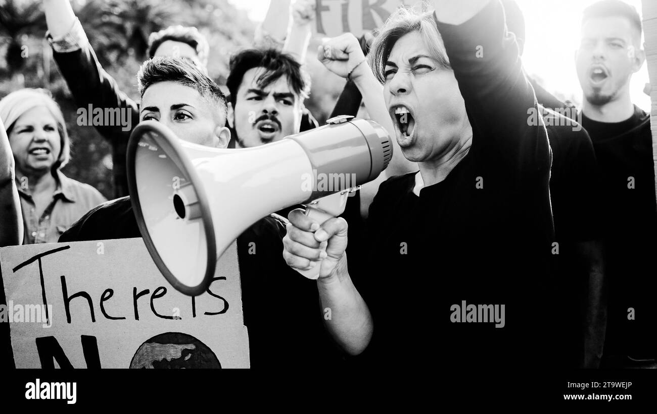 Groupe de militants du changement climatique protestent pour le réchauffement climatique dans la ville - Green Environment social Movement. Édition en noir et blanc Banque D'Images