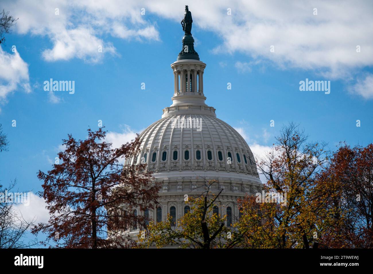 Les sénateurs retournent travailler au Capitole des États-Unis à Washington, DC, États-Unis. 27 novembre 2023. Le leader de la majorité au Sénat Chuck Schumer retourne au travail après la pause de Thanksgiving avec une liste de travaux urgents à terminer avant la fin des années, y compris le financement supplémentaire de la sécurité nationale, la loi d'autorisation de défense nationale, et faire face au blocus au Sénat des promotions militaires. Crédit : Abaca Press/Alamy Live News Banque D'Images