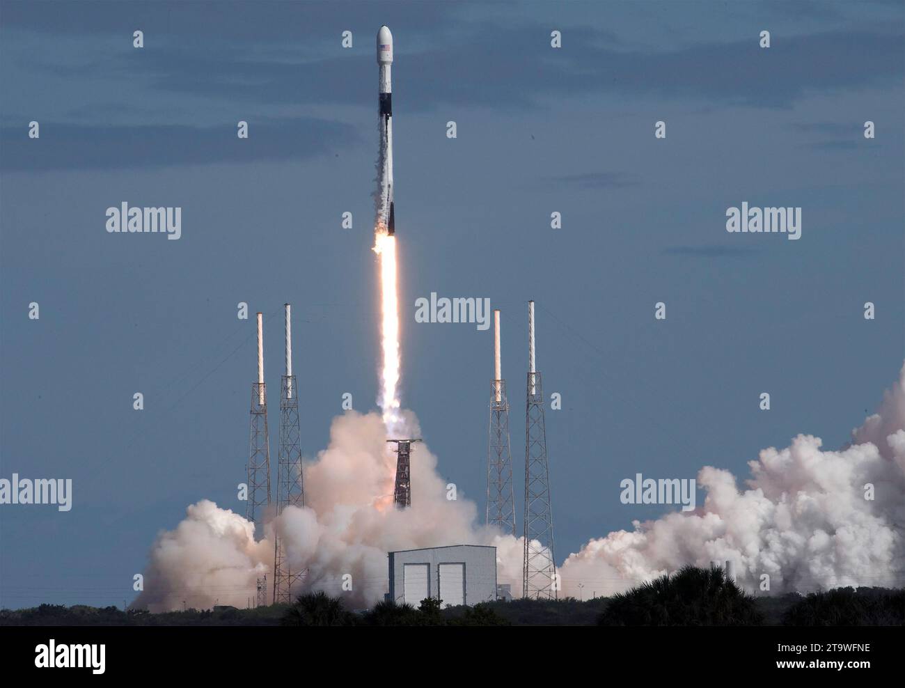 FALCON 9 décolle de Cape Canaveral Air Force Station, Floride, le 11 novembre 2019 pour lancer soixante satellites Starlink en orbite. Photo : Zoe Thacker Banque D'Images