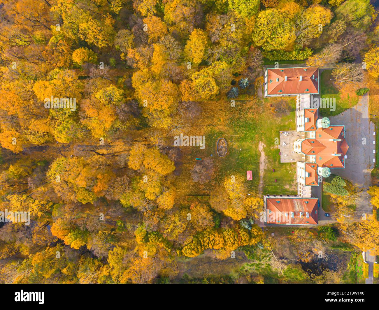 Vue aérienne sur le magnifique palais au coucher du soleil d'automne. Palais blanc dans la forêt d'automne. Haute altitude. Banque D'Images