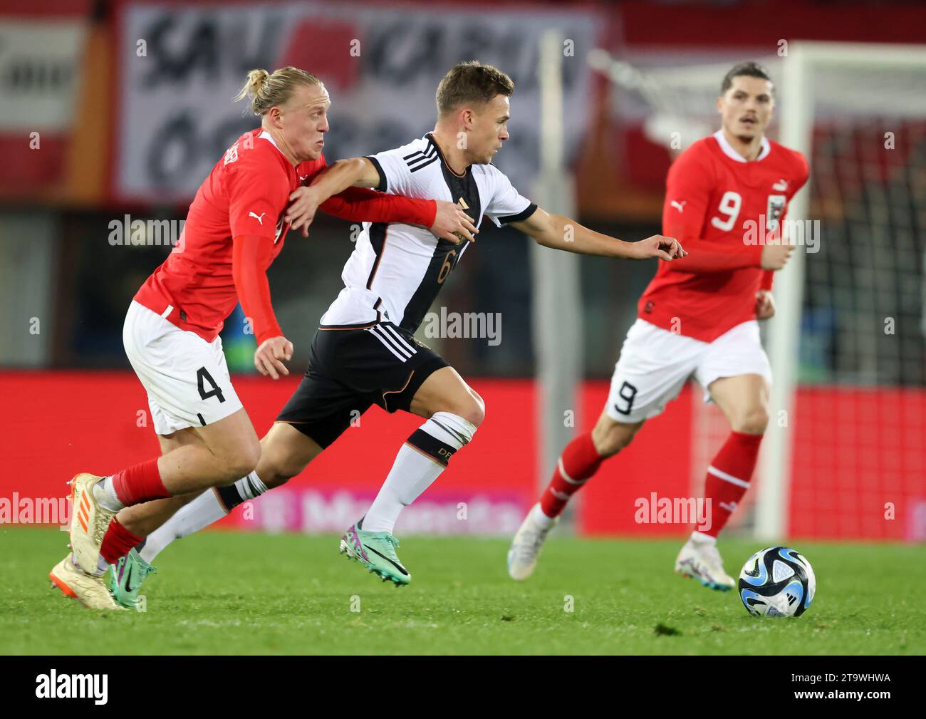 Xaver Schlager d'Autriche Joshua Kimmich d'Allemagne Fussball LŠnderspiel …sterreich - Deutschland Wien 21.11.2023 Ernst Happel Stadion Wien © diebilderwelt / Alamy stock Banque D'Images