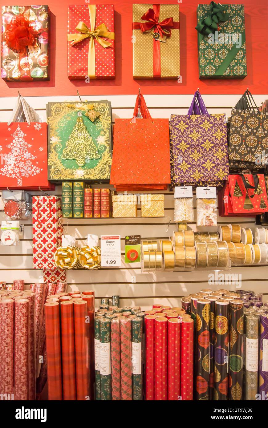 Fournitures d'emballage de Noël en vente pendant la saison des fêtes Banque D'Images