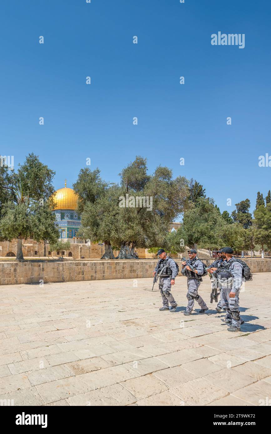 Jérusalem-est, Israël - 27 novembre 2023 - les forces de sécurité israéliennes lourdement armées marchent près du dôme du rocher, Jérusalem, Israël. Banque D'Images