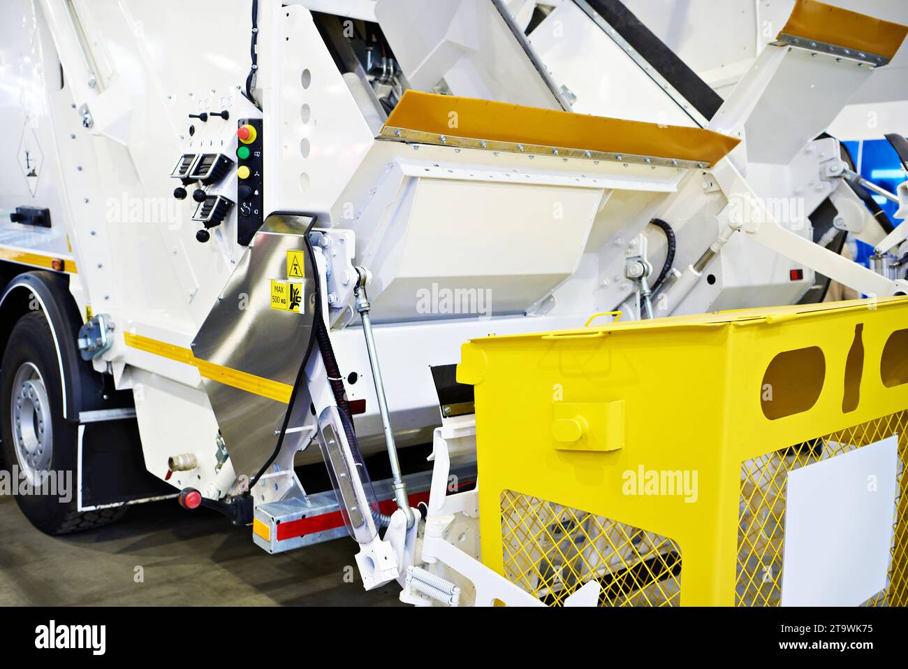 Camion à ordures blanc avec poubelle pour recueillir le plastique Banque D'Images