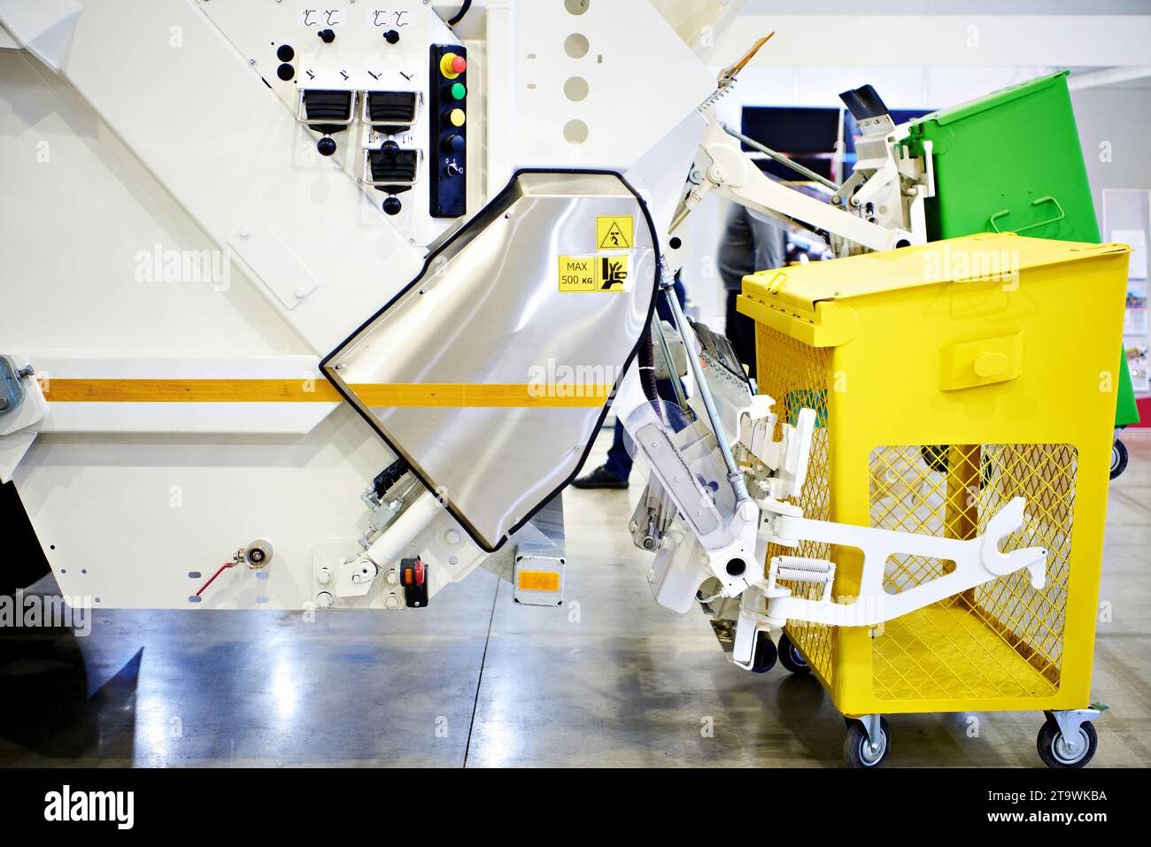 Camion à ordures blanc avec poubelle pour recueillir le plastique Banque D'Images