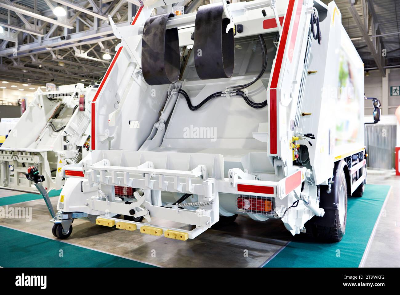 Camion à ordures blanc avec chargeur pour tous les types de conteneurs à déchets Banque D'Images
