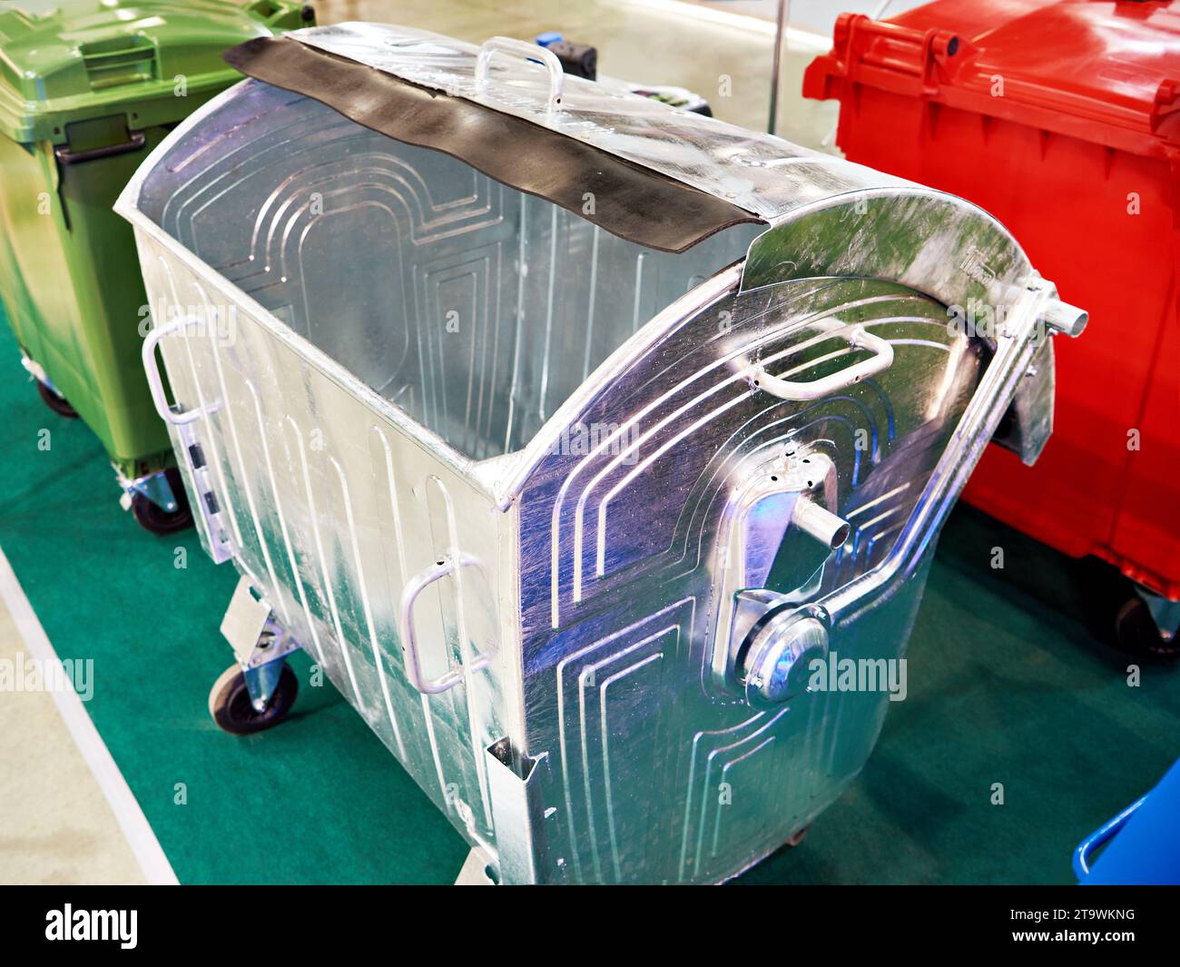 Les déchets métalliques peuvent à une exposition industrielle Banque D'Images