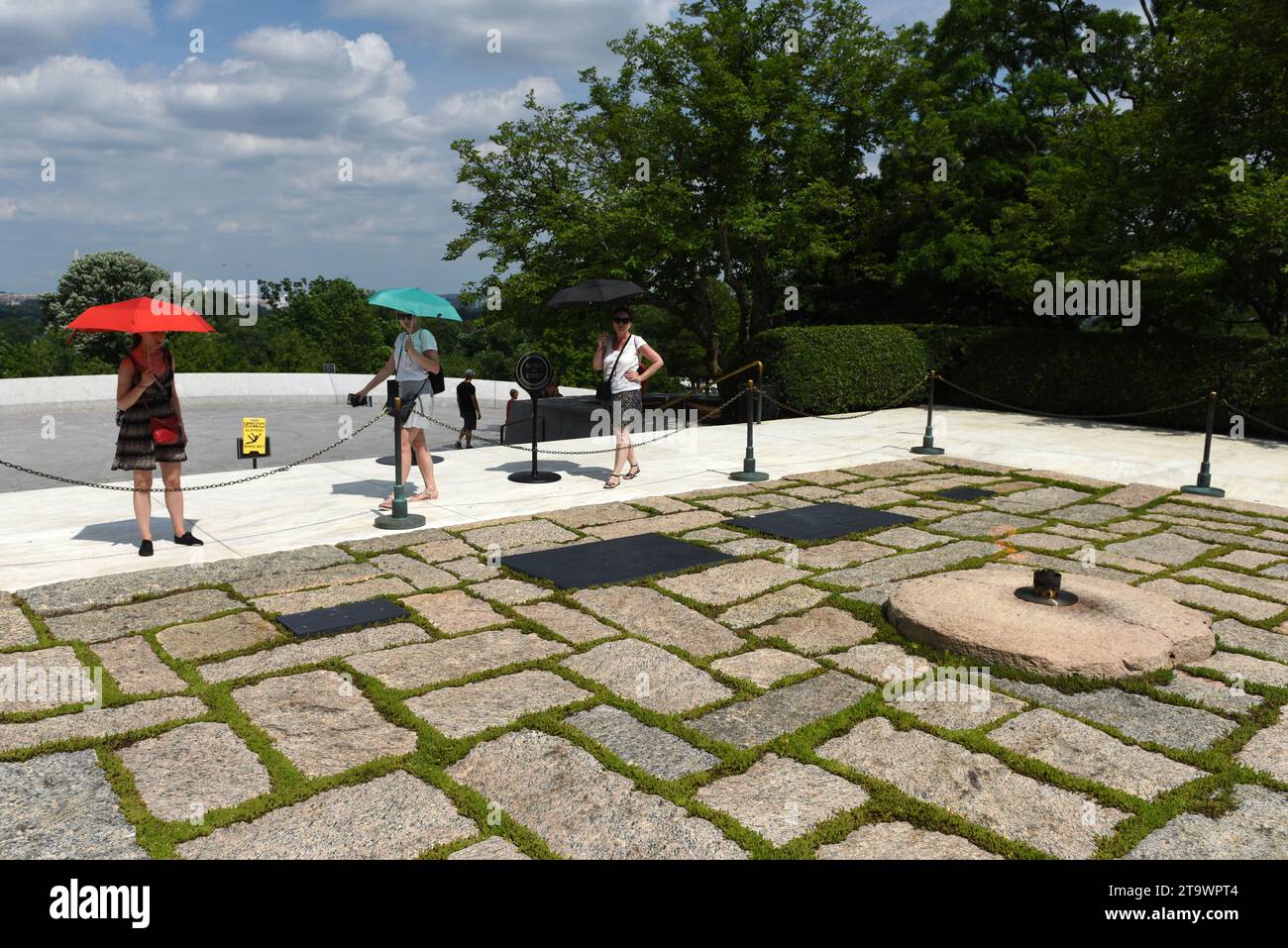 Washington, DC - 01 juin 2018 : personnes près de la tombe John F. Kennedy dans le cimetière national d'Arlington. Banque D'Images