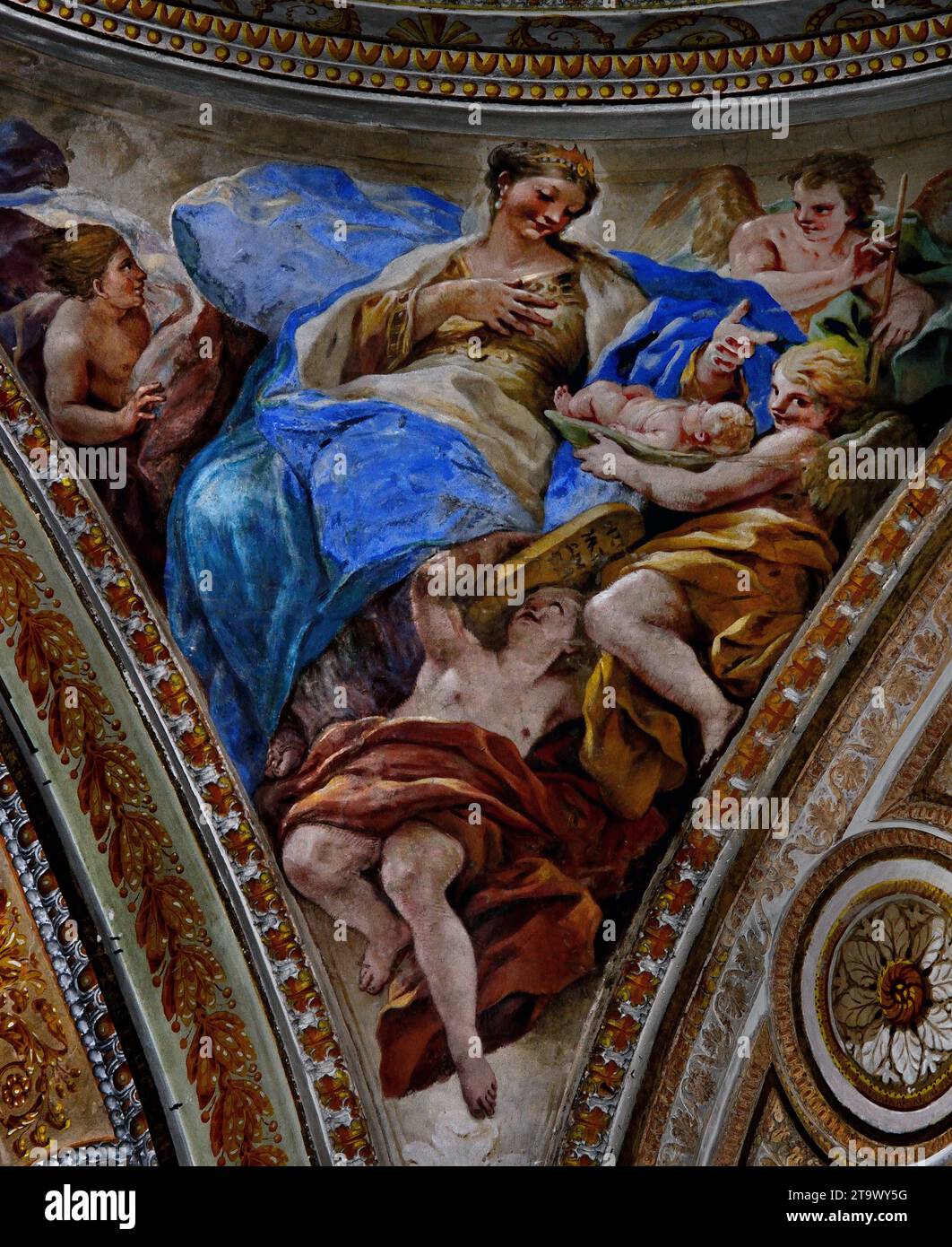 Voûte intérieure décorée dans le sanctuaire pontifical de la Sainte