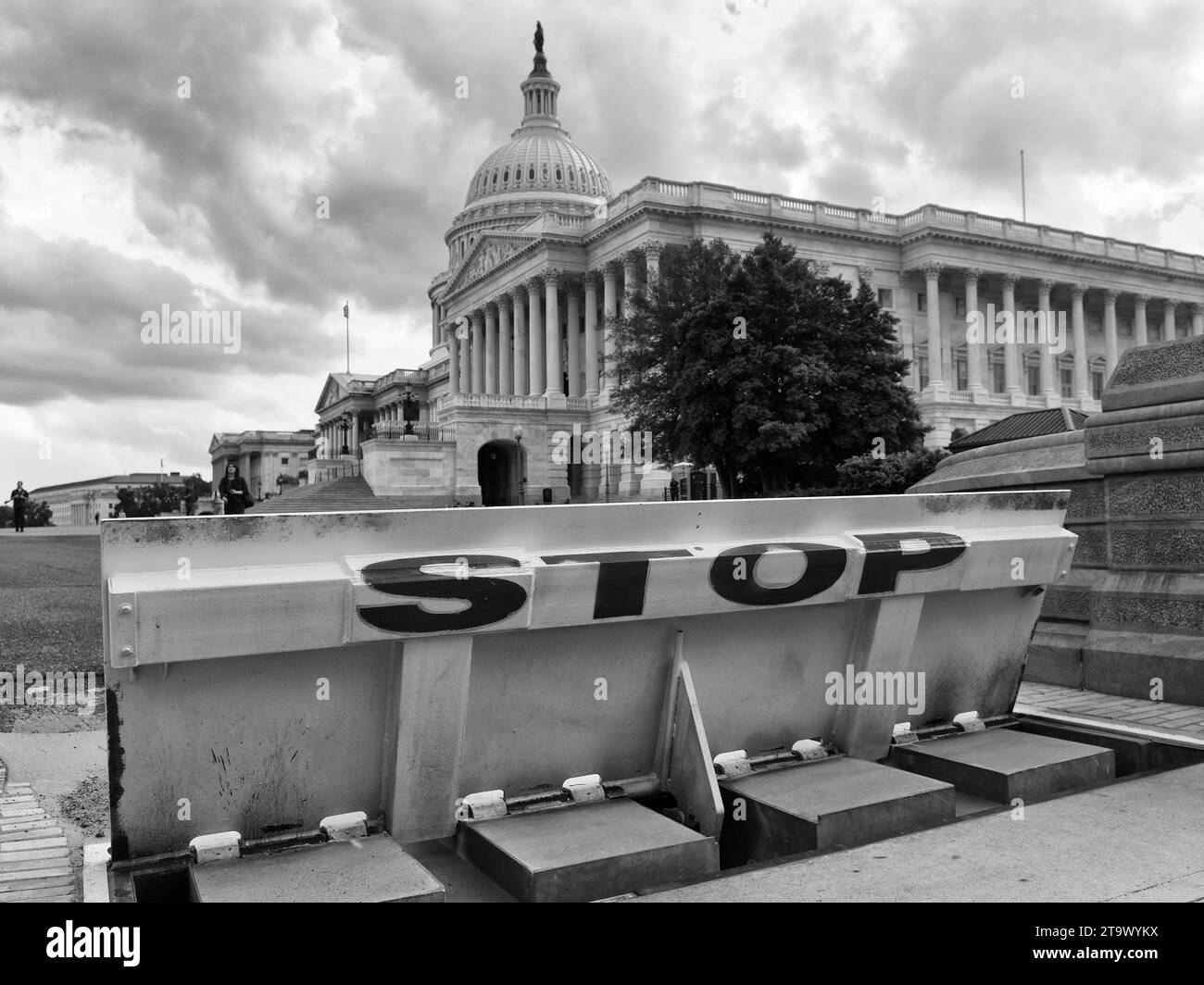 Washington, DC - 31 mai 2018 : barrières de sécurité et panneau stop devant le Capitole des États-Unis. Banque D'Images