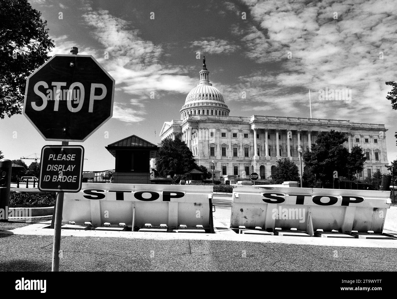 Washington, DC - 01 juin 2018 : barrières de sécurité et panneau stop devant le Capitole des États-Unis. Banque D'Images