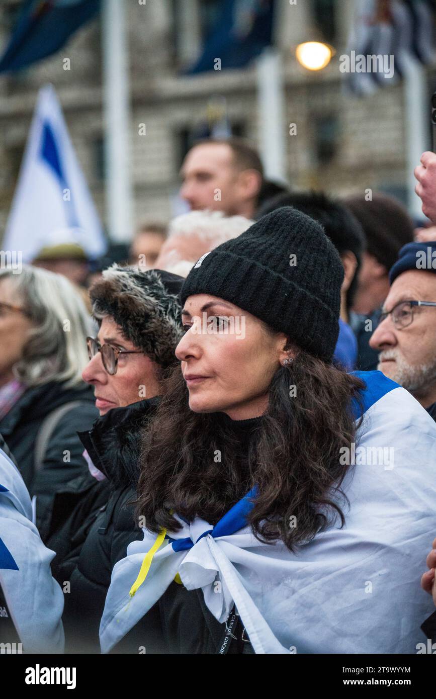 Rassemblement à Trafalgar Square, marche contre l'antisémitisme, des dizaines de milliers de personnes protestent contre la montée des crimes haineux contre les Juifs, Londres, Royaume-Uni, 26/11/ Banque D'Images