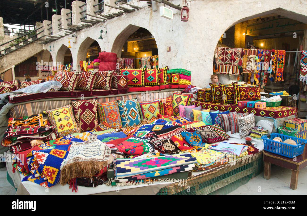 Qatar, Doha, Souk Waqif, magasin de tapis, Banque D'Images