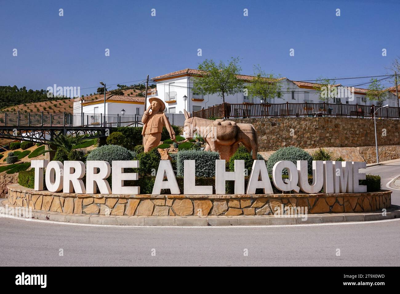 Panneau et rond-point marquant le petit village de Torre Alháquime, Andalousie, Espagne. L'ancien village marquait autrefois la ligne entre le Royaume de Grenade et le Royaume castillan et abritait des bandits légendaires. Banque D'Images