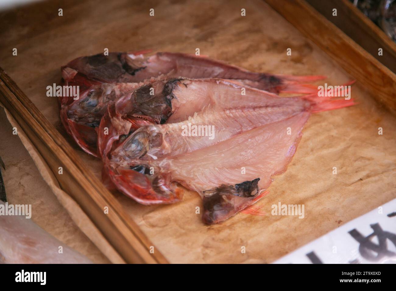 ITO, Japon ; 1 octobre 2023 : poisson dans un magasin de poisson séché à Ito City, Shizuoka, Japon. Banque D'Images