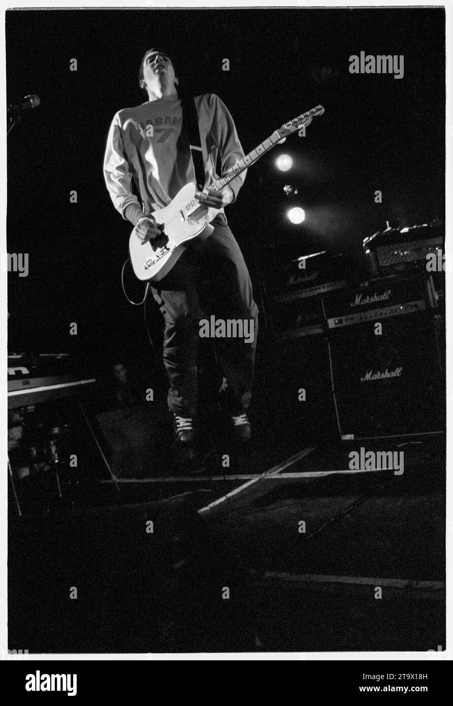 GARY LIGHTBODY, JEUNE, SNOW PATROL, 2001 : un jeune Gary Lightbody de la Snow Patrol en première tournée en soutien à Ash au Great Hall de l'Université de Cardiff le 10 mai 2001. Photo : Rob Watkins. INFO : Snow Patrol est un groupe de rock nord-irlandais-écossais connu pour son son rock alternatif émouvant. Formé en 1994, ils ont acquis une reconnaissance mondiale avec des tubes comme « Chasing Cars » et « Run », mélangeant des paroles introspectives avec des mélodies anthématiques et atmosphériques. Banque D'Images