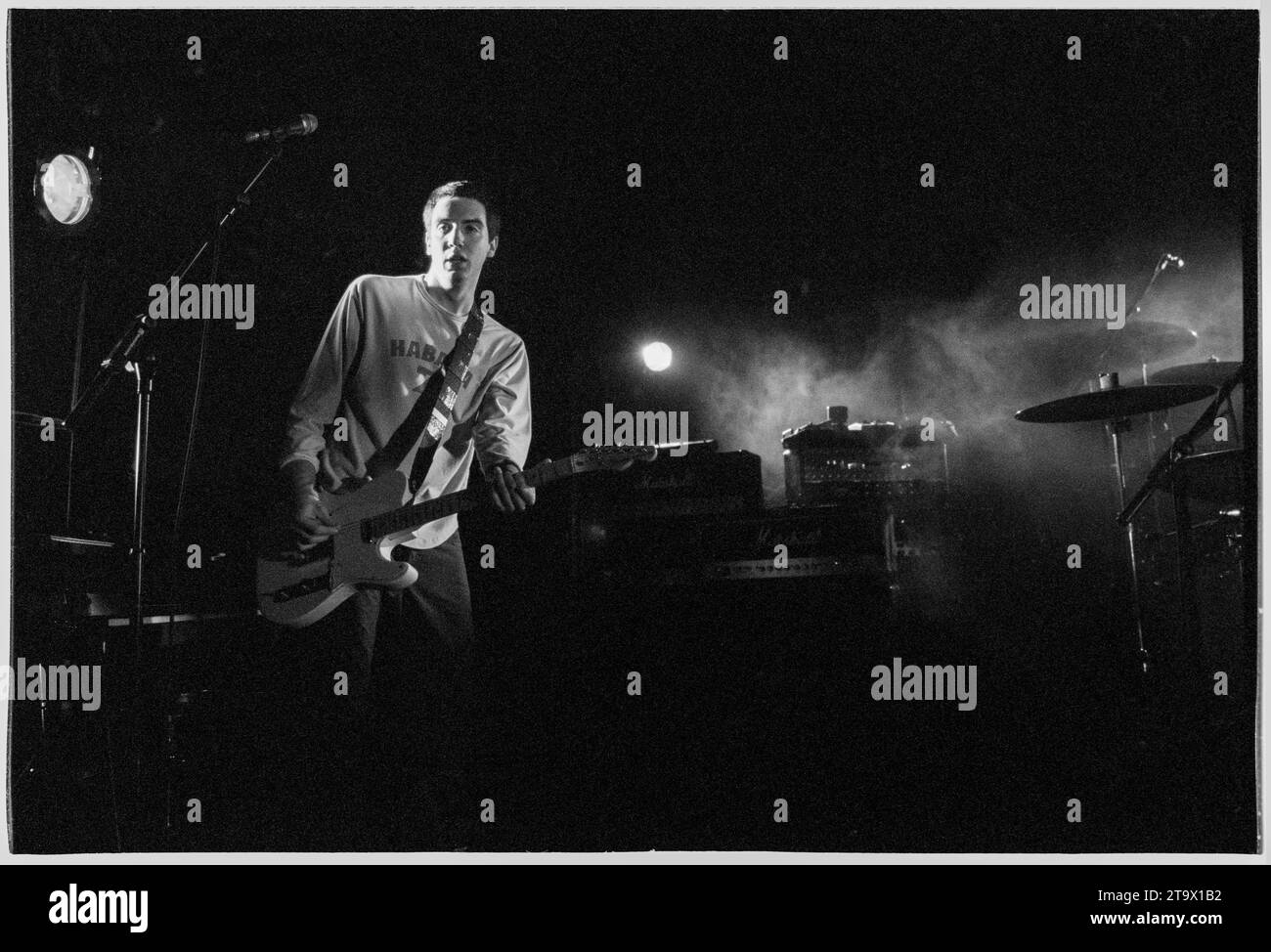 GARY LIGHTBODY, JEUNE, SNOW PATROL, 2001 : un jeune Gary Lightbody de la Snow Patrol en première tournée en soutien à Ash au Great Hall de l'Université de Cardiff le 10 mai 2001. Photo : Rob Watkins. INFO : Snow Patrol est un groupe de rock nord-irlandais-écossais connu pour son son rock alternatif émouvant. Formé en 1994, ils ont acquis une reconnaissance mondiale avec des tubes comme « Chasing Cars » et « Run », mélangeant des paroles introspectives avec des mélodies anthématiques et atmosphériques. Banque D'Images