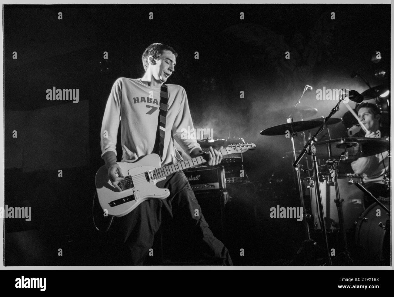 GARY LIGHTBODY, JEUNE, SNOW PATROL, 2001 : un jeune Gary Lightbody de la Snow Patrol en première tournée en soutien à Ash au Great Hall de l'Université de Cardiff le 10 mai 2001. Photo : Rob Watkins. INFO : Snow Patrol est un groupe de rock nord-irlandais-écossais connu pour son son rock alternatif émouvant. Formé en 1994, ils ont acquis une reconnaissance mondiale avec des tubes comme « Chasing Cars » et « Run », mélangeant des paroles introspectives avec des mélodies anthématiques et atmosphériques. Banque D'Images