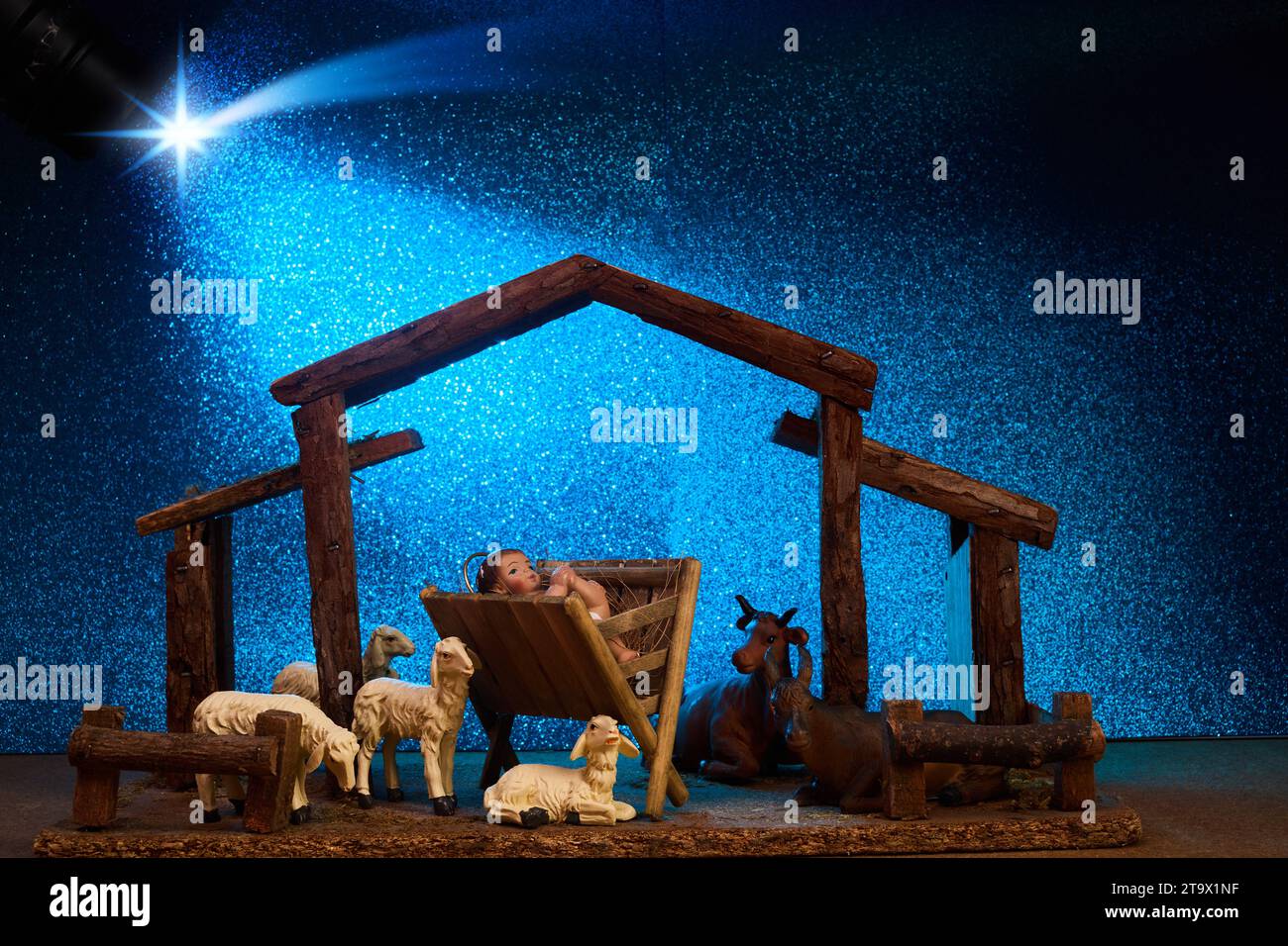 Nativité de Noël scène de bébé Jésus dans la crèche entourée par les animaux Banque D'Images