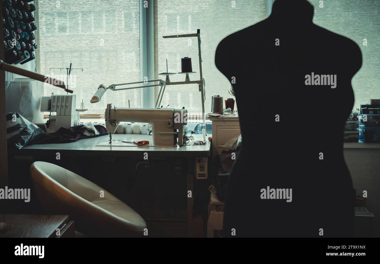 Lieu de travail de couturière. Machine à coudre et divers accessoires. Banque D'Images