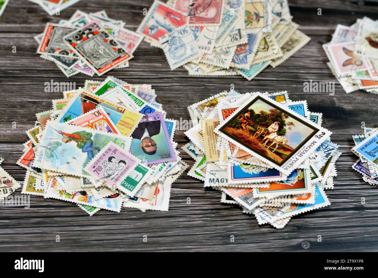 Le Caire, Egypte septembre 21 2022 : arrière-plan de divers vieux timbres-poste utilisés de différents pays et époques sur un fond en bois, une couverture avec Banque D'Images